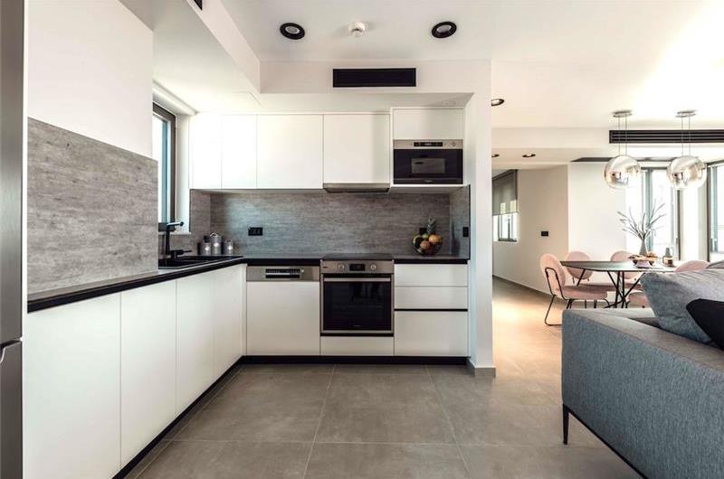 3 bedroom penthouse apartment with pool in Chania town, sleeps 6