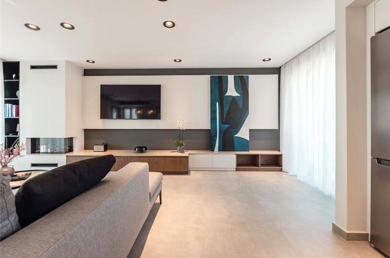 3 bedroom penthouse apartment with pool in Chania town, sleeps 6