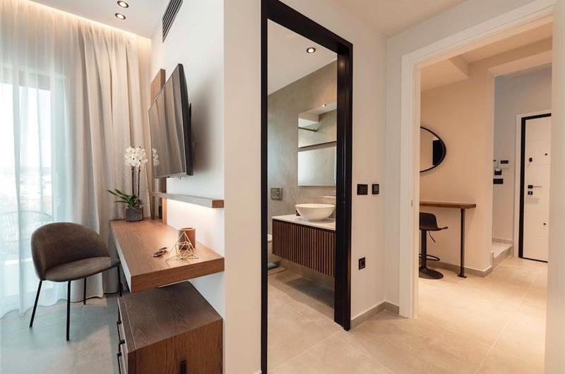 3 bedroom penthouse apartment with pool in Chania town, sleeps 6
