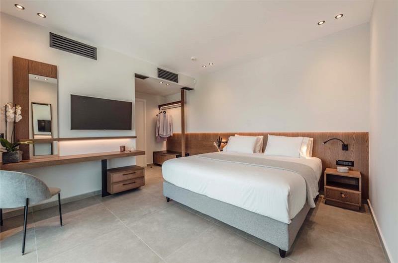 3 bedroom penthouse apartment with pool in Chania town, sleeps 6