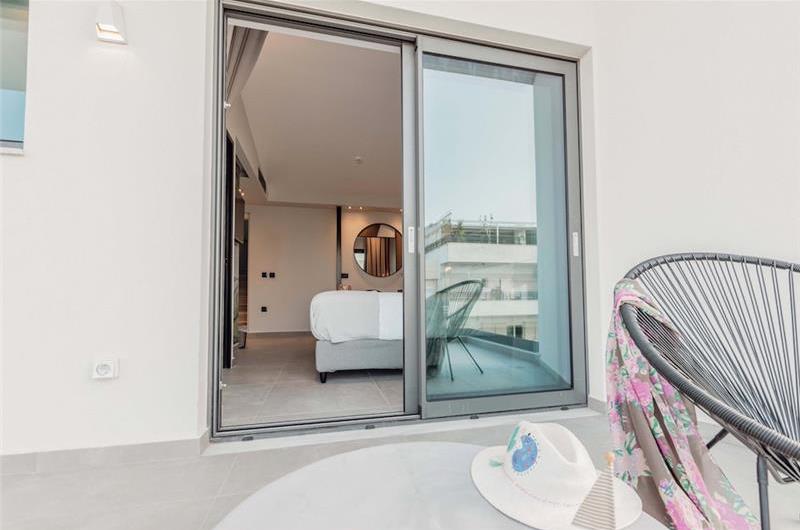 3 bedroom penthouse apartment with pool in Chania town, sleeps 6