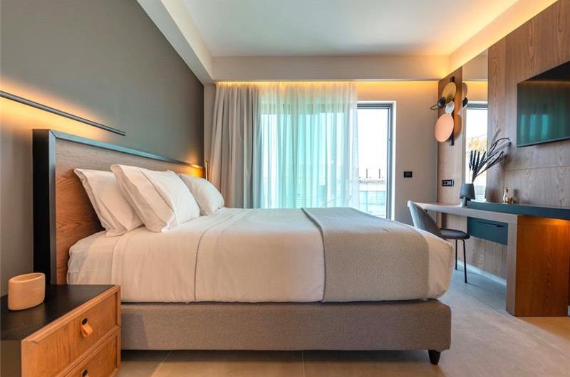 3 bedroom penthouse apartment with pool in Chania town, sleeps 6