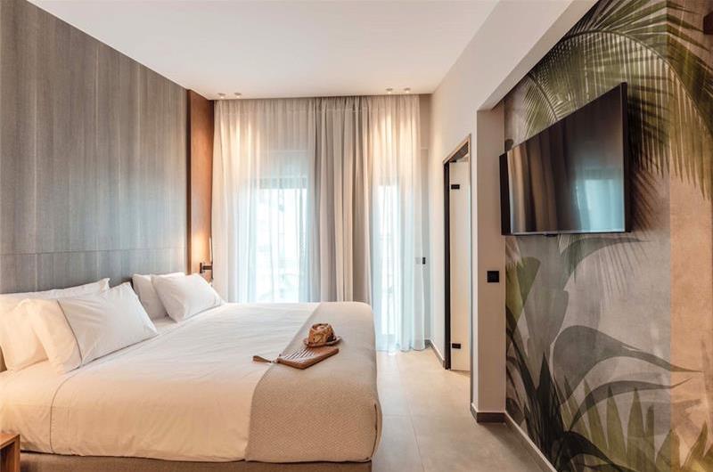 3 bedroom penthouse apartment with pool in Chania town, sleeps 6