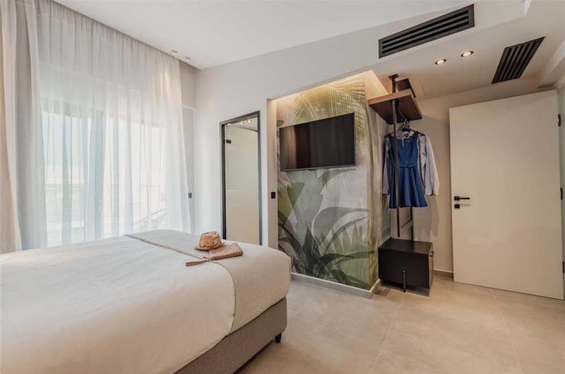 3 bedroom penthouse apartment with pool in Chania town, sleeps 6