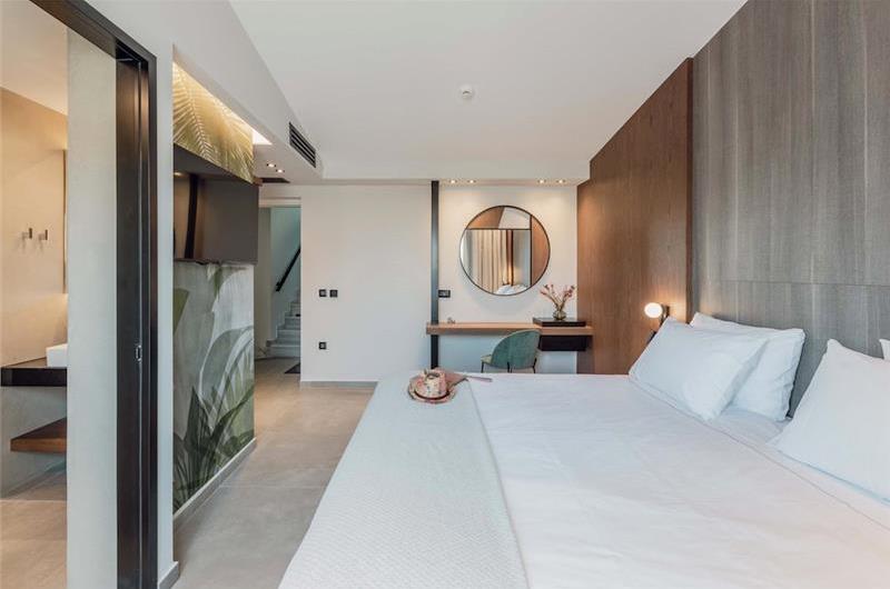 3 bedroom penthouse apartment with pool in Chania town, sleeps 6