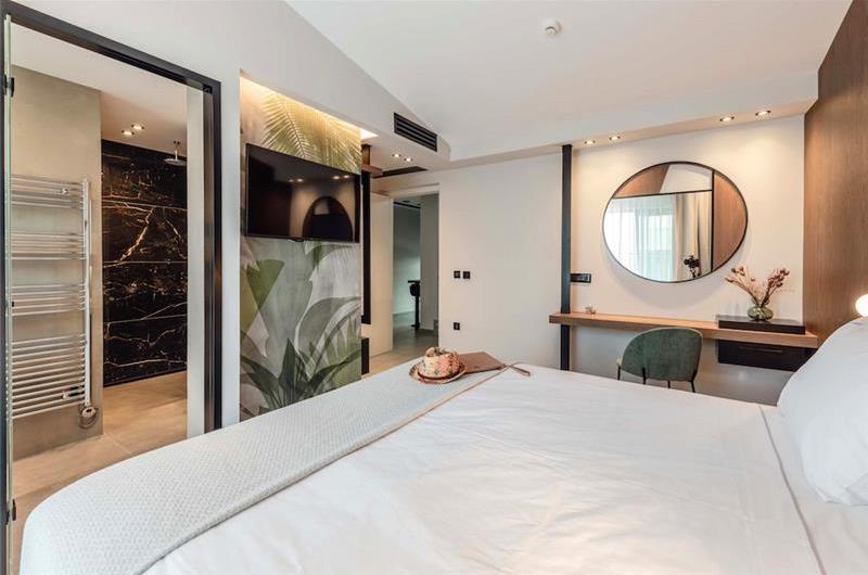 3 bedroom penthouse apartment with pool in Chania town, sleeps 6