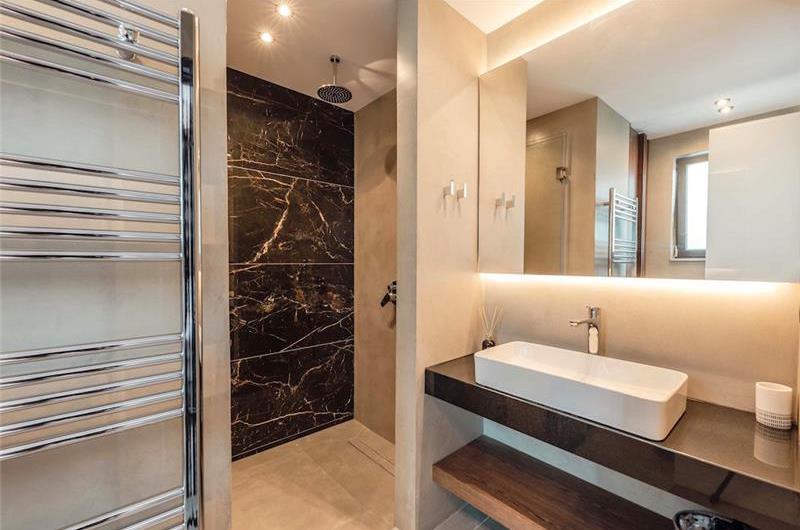 3 bedroom penthouse apartment with pool in Chania town, sleeps 6