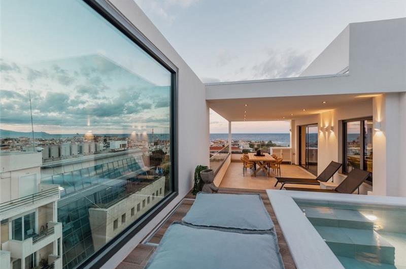 3 bedroom penthouse apartment with pool in Chania town, sleeps 6