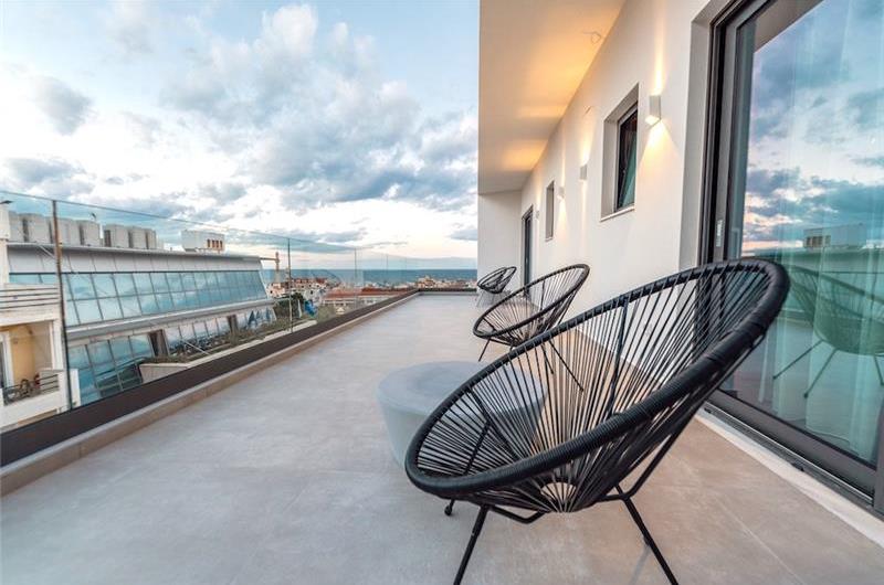 3 bedroom penthouse apartment with pool in Chania town, sleeps 6