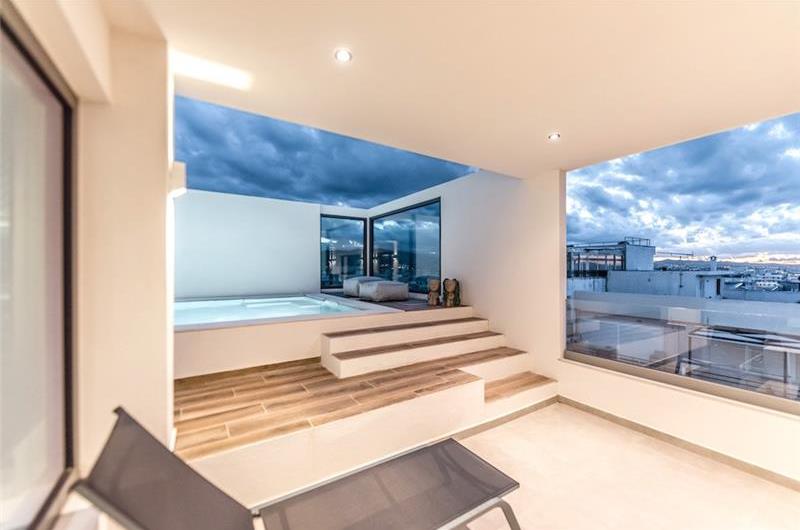 3 bedroom penthouse apartment with pool in Chania town, sleeps 6