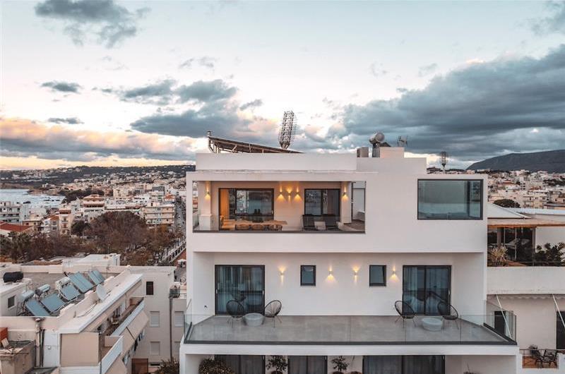3 bedroom penthouse apartment with pool in Chania town, sleeps 6