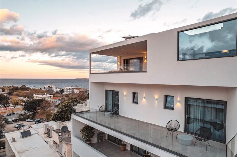 3 bedroom penthouse apartment with pool in Chania town, sleeps 6