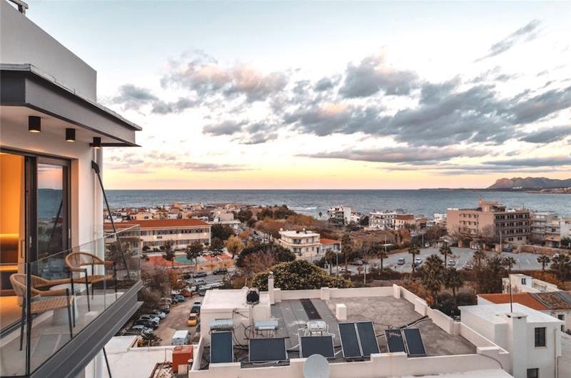 3 bedroom penthouse apartment with pool in Chania town, sleeps 6