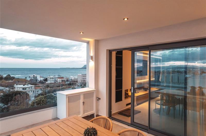 3 bedroom penthouse apartment with pool in Chania town, sleeps 6