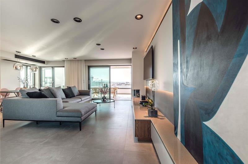 3 bedroom penthouse apartment with pool in Chania town, sleeps 6