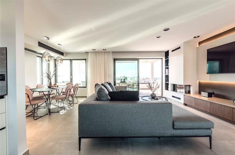 3 bedroom penthouse apartment with pool in Chania town, sleeps 6