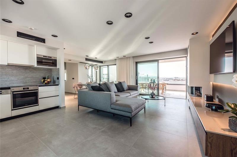 3 bedroom penthouse apartment with pool in Chania town, sleeps 6