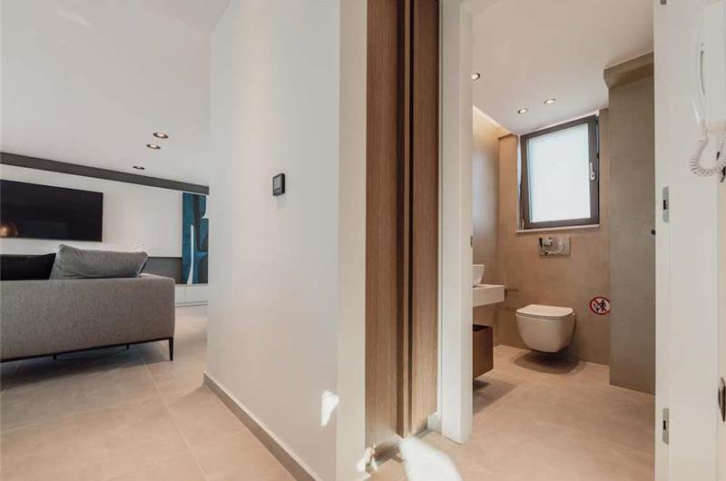 3 bedroom penthouse apartment with pool in Chania town, sleeps 6