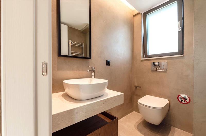 3 bedroom penthouse apartment with pool in Chania town, sleeps 6