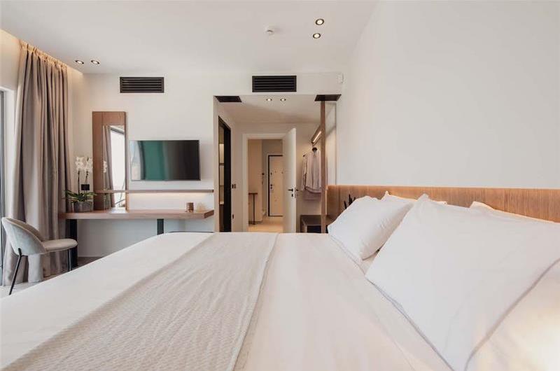 3 bedroom penthouse apartment with pool in Chania town, sleeps 6
