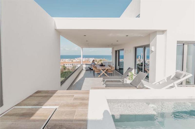 3 bedroom penthouse apartment with pool in Chania town, sleeps 6