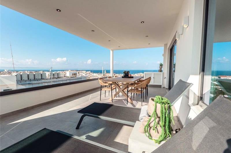 3 bedroom penthouse apartment with pool in Chania town, sleeps 6