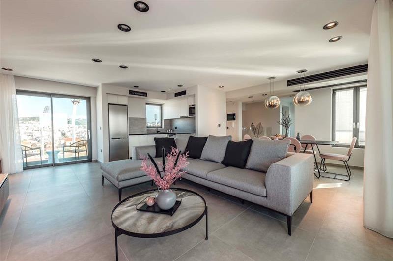 3 bedroom penthouse apartment with pool in Chania town, sleeps 6