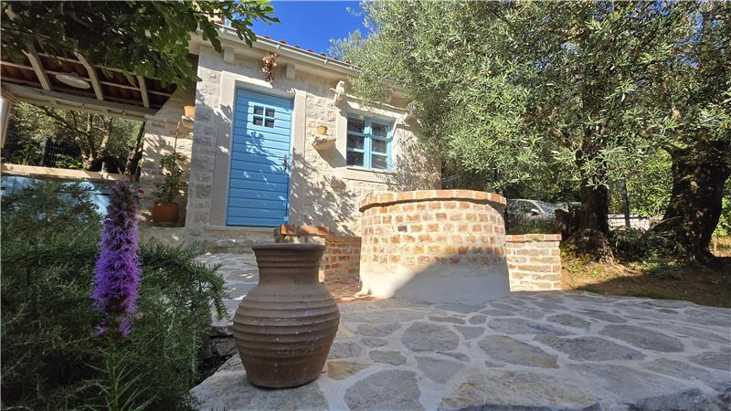 4 bedroom villa with pool and sea views, Kumbor, sleeps 8-10