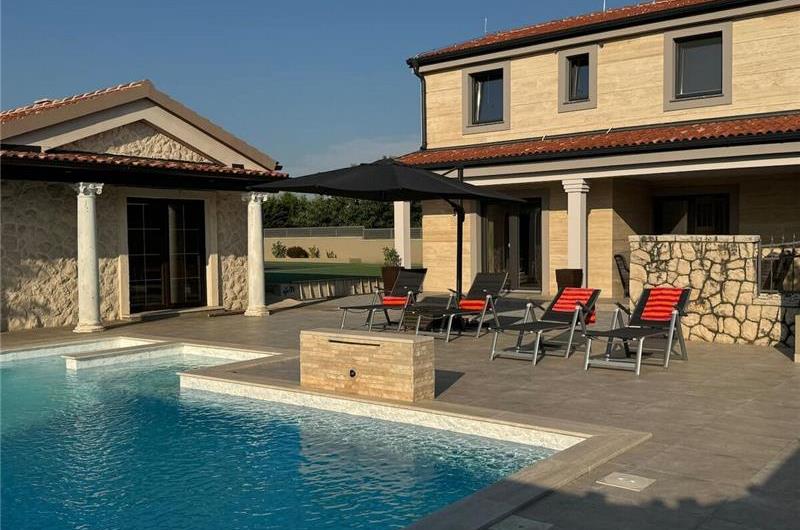 2 bedroom villa with heated pool & tennis court near Zadar, sleeps 4