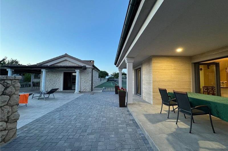 2 bedroom villa with heated pool & tennis court near Zadar, sleeps 4