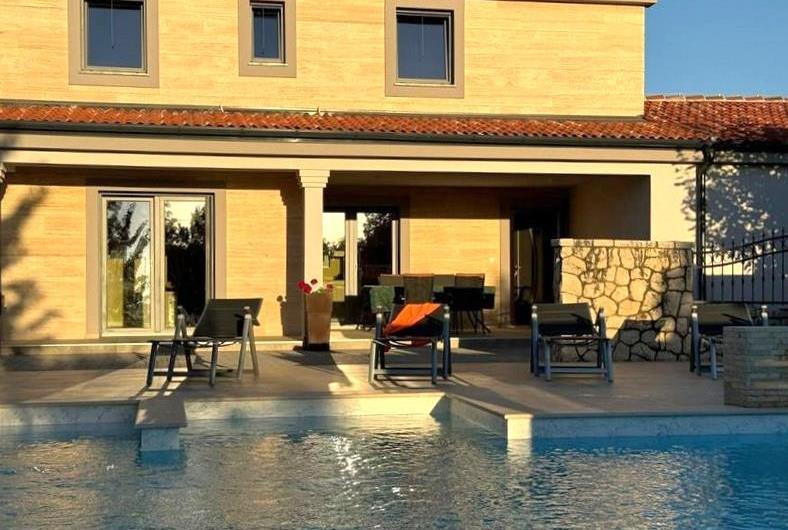 2 bedroom villa with heated pool & tennis court near Zadar, sleeps 4