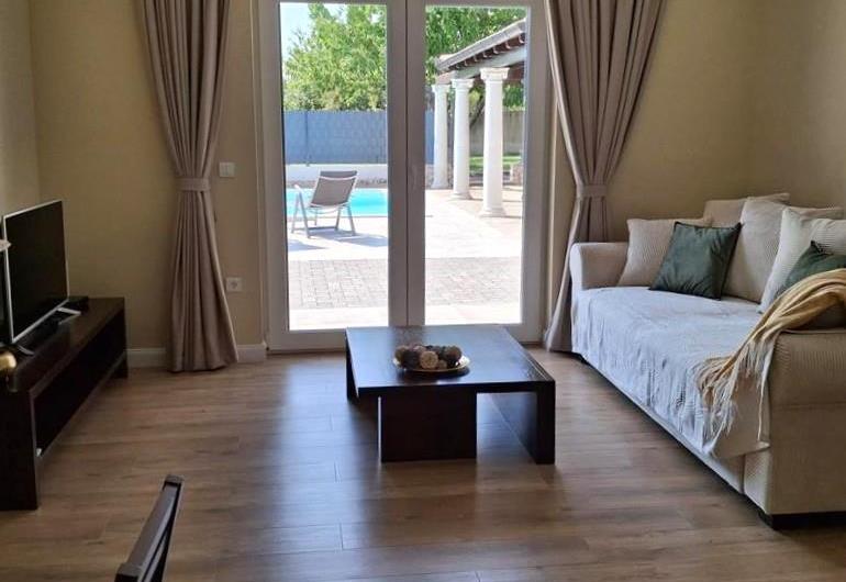 2 bedroom villa with heated pool & tennis court near Zadar, sleeps 4
