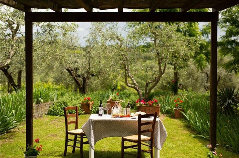 A selection of 2-3 bedroom apartments with shared pool near Florence, Sleeps 4-6