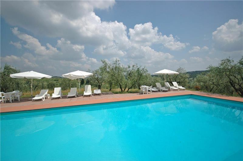 A selection of 2-3 bedroom apartments with shared pool near Florence, Sleeps 4-6