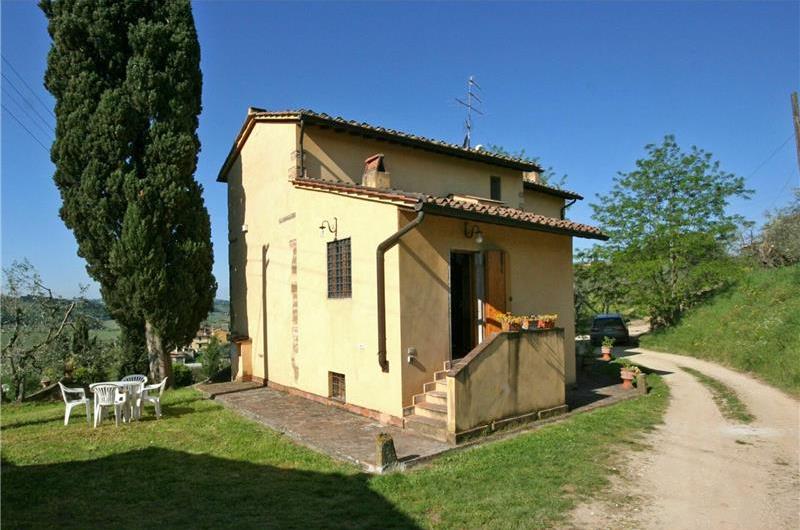 A selection of 2-3 bedroom apartments with shared pool near Florence, Sleeps 4-6
