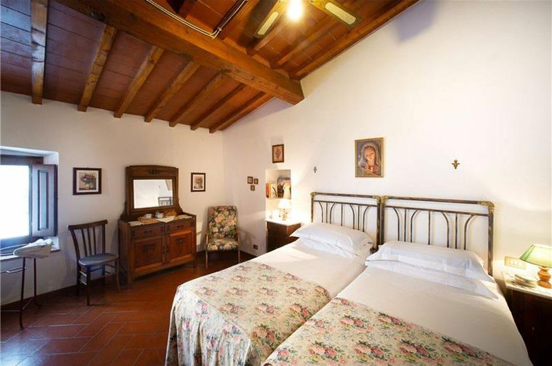 A selection of 2-3 bedroom apartments with shared pool near Florence, Sleeps 4-6