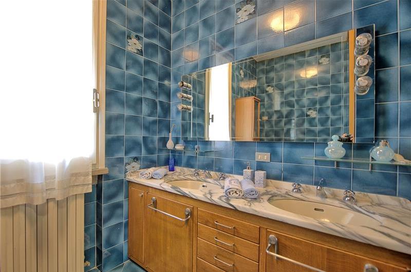 3 bedroom villa with pool and tennis court near Florence, sleeps 6