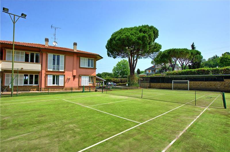 3 bedroom villa with pool and tennis court near Florence, sleeps 6