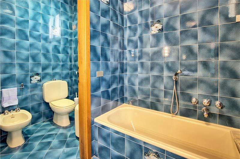 3 bedroom villa with pool and tennis court near Florence, sleeps 6