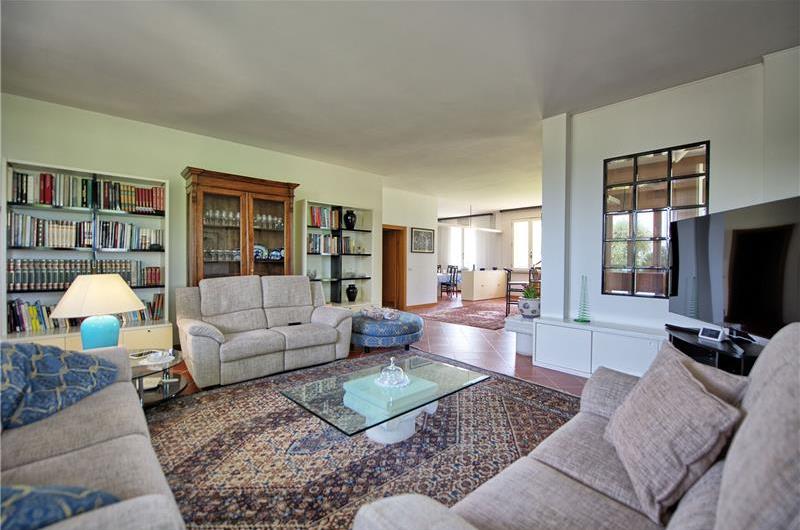 3 bedroom villa with pool and tennis court near Florence, sleeps 6