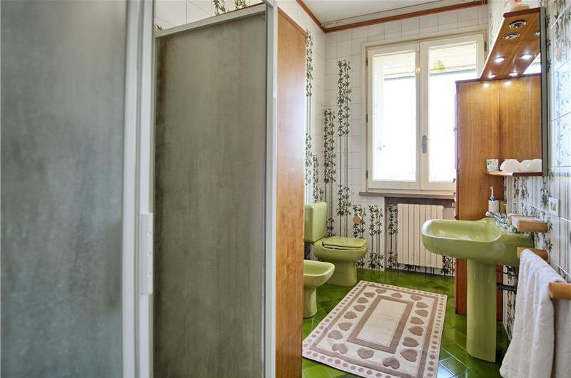 3 bedroom villa with pool and tennis court near Florence, sleeps 6