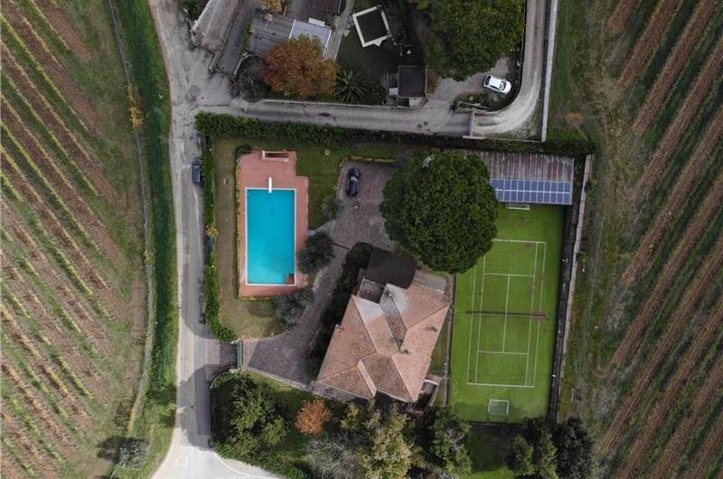 3 bedroom villa with pool and tennis court near Florence, sleeps 6