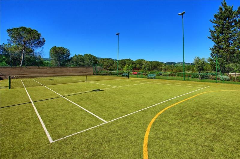 5 bedroom villa with pool and tennis court near San Gimignano, sleeps 10