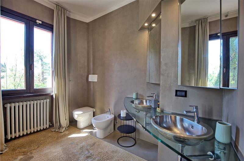 5 bedroom villa with pool and tennis court near San Gimignano, sleeps 10