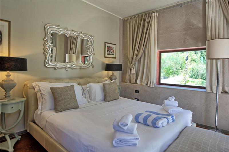 5 bedroom villa with pool and tennis court near San Gimignano, sleeps 10