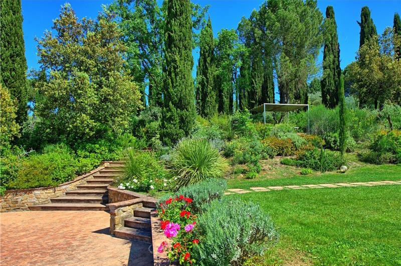 5 bedroom villa with pool and tennis court near San Gimignano, sleeps 10