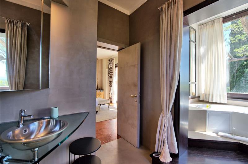 5 bedroom villa with pool and tennis court near San Gimignano, sleeps 10