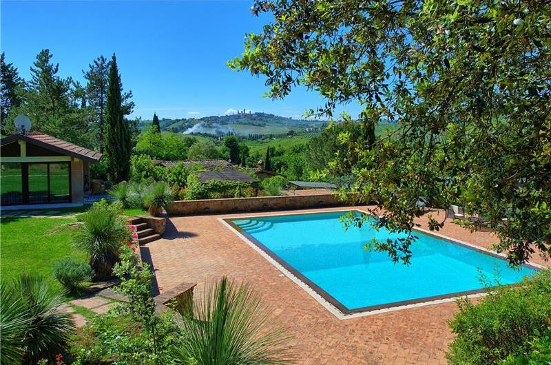 5 bedroom villa with pool and tennis court near San Gimignano, sleeps 10