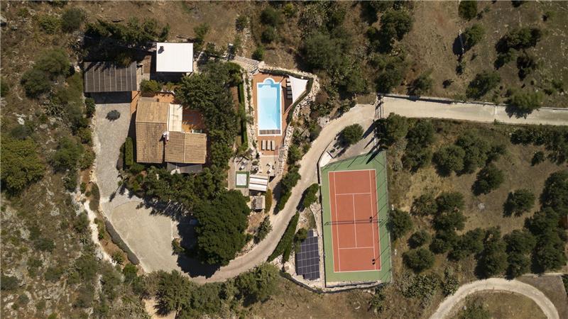 3 bedroom villa with pool and tennis court in Sicily, sleeps 6-8