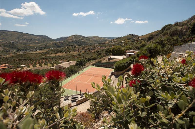 3 bedroom villa with pool and tennis court in Sicily, sleeps 6-8